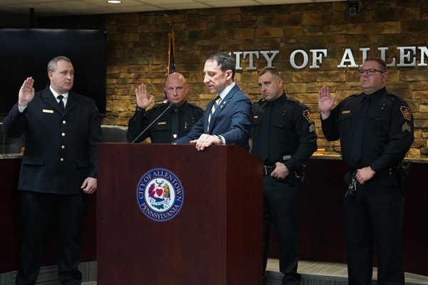 APD Promotes Eight Officers